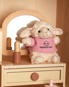 Woolly Rosa – Il peluche mascotte del Maglificio di Verona